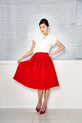 포토 JPG 전신 여자 포즈 실내 한명 서기 사람 동양인 20대 성인 청춘 한국인 추억 복고 청년만 청년여자만 청년여자한명만 성인여자한명만 국내포토 1 컨셉 모션 인종 청년 내부 여자만 여자한명만 성인여자만 성인만 파일형식