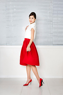 포토 JPG 전신 여자 포즈 실내 한명 서기 사람 동양인 20대 성인 청춘 한국인 추억 복고 청년만 청년여자만 청년여자한명만 성인여자한명만 국내포토 1 컨셉 모션 인종 청년 내부 여자만 여자한명만 성인여자만 성인만 파일형식