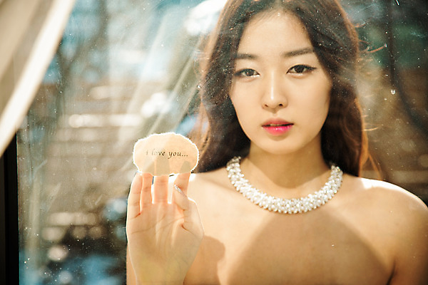 포토 JPG 여자 종이 목걸이 창문 실내 한명 사람 동양인 20대 성인 한국인 청년만 청년여자만 청년여자한명만 성인여자한명만 국내포토 1 장신구 인종 청년 내부 여자만 여자한명만 성인여자만 성인만 파일형식