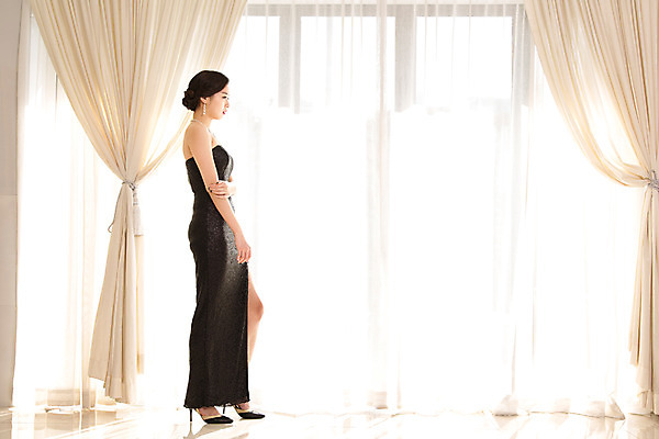 포토 JPG 드레스 여자 실내 한명 서기 사람 동양인 20대 성인 섹시 한국인 커튼 우아함 창가 청년만 청년여자만 청년여자한명만 성인여자한명만 국내포토 1 옷 컨셉 창문 모션 인종 청년 내부 여자만 여자한명만 성인여자만 성인만 파일형식