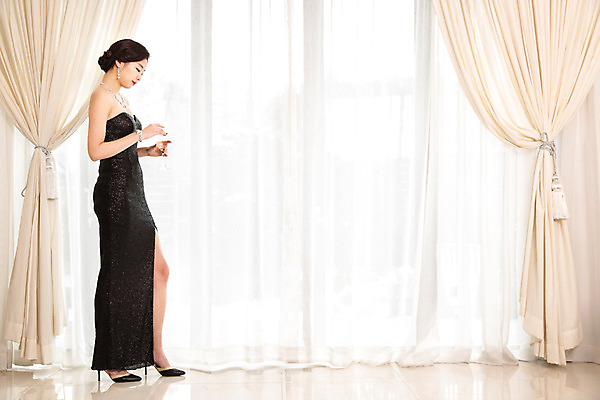 포토 JPG 드레스 여자 실내 한명 서기 사람 동양인 20대 성인 섹시 한국인 커튼 우아함 창가 청년만 청년여자만 청년여자한명만 성인여자한명만 국내포토 1 옷 컨셉 창문 모션 인종 청년 내부 여자만 여자한명만 성인여자만 성인만 파일형식