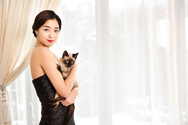 포토 JPG 동물 드레스 여자 실내 한명 서기 사람 동양인 20대 성인 섹시 고양이 한국인 커튼 우아함 창가 반려 청년만 청년여자만 청년여자한명만 성인여자한명만 국내포토 1 옷 컨셉 창문 포유류 모션 인종 청년 내부 반려동물 여자만 여자한명만 성인여자만 성인만 파일형식