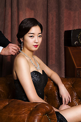 포토 JPG 드레스 여자 남자 목걸이 실내 사람 앉기 동양인 20대 성인 두명 소파 한국인 청년만 성인만 국내포토 옷 의자 장신구 모션 인종 청년 내부 파일형식