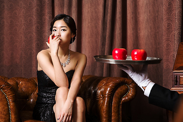 포토 JPG 드레스 여자 과일 쟁반 실내 한명 사람 앉기 동양인 20대 성인 소파 한국인 사과 청년만 청년여자만 청년여자한명만 성인여자한명만 국내포토 1 옷 의자 모션 인종 청년 내부 여자만 여자한명만 성인여자만 성인만 파일형식