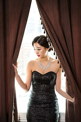 포토 JPG 드레스 여자 실내 한명 사람 동양인 20대 성인 섹시 한국인 커튼 우아함 창가 청년만 청년여자만 청년여자한명만 성인여자한명만 국내포토 1 옷 컨셉 창문 인종 청년 내부 여자만 여자한명만 성인여자만 성인만 파일형식