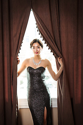 포토 JPG 드레스 여자 실내 한명 사람 동양인 20대 성인 섹시 한국인 커튼 우아함 창가 청년만 청년여자만 청년여자한명만 성인여자한명만 국내포토 1 옷 컨셉 창문 인종 청년 내부 여자만 여자한명만 성인여자만 성인만 파일형식