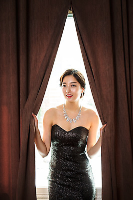 포토 JPG 드레스 여자 실내 한명 사람 동양인 20대 성인 섹시 한국인 커튼 우아함 창가 청년만 청년여자만 청년여자한명만 성인여자한명만 국내포토 1 옷 컨셉 창문 인종 청년 내부 여자만 여자한명만 성인여자만 성인만 파일형식