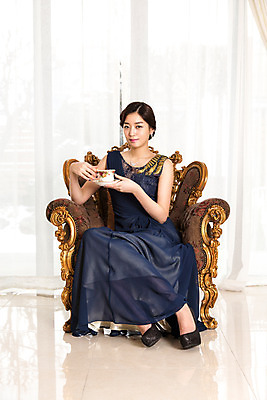 포토 JPG 드레스 여자 티타임 실내 한명 사람 앉기 동양인 20대 성인 소파 한국인 커튼 차 찻잔 청년만 청년여자만 청년여자한명만 성인여자한명만 국내포토 1 옷 음료 의자 모션 휴식 잔 인종 청년 내부 여자만 여자한명만 성인여자만 성인만 파일형식