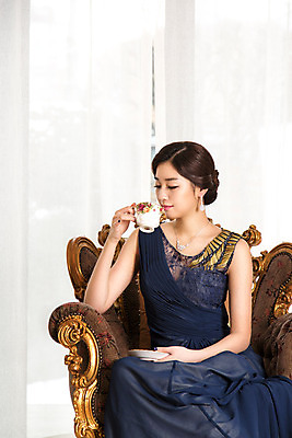 포토 JPG 드레스 여자 티타임 실내 한명 사람 앉기 동양인 20대 성인 소파 한국인 커튼 차 찻잔 청년만 청년여자만 청년여자한명만 성인여자한명만 국내포토 1 옷 음료 의자 모션 휴식 잔 인종 청년 내부 여자만 여자한명만 성인여자만 성인만 파일형식