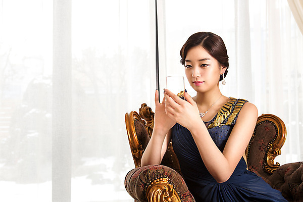 포토 JPG 드레스 여자 실내 한명 사람 앉기 동양인 20대 성인 소파 한국인 커튼 유리판 청년만 청년여자만 청년여자한명만 성인여자한명만 국내포토 1 옷 의자 모션 인종 청년 내부 여자만 여자한명만 성인여자만 성인만 파일형식