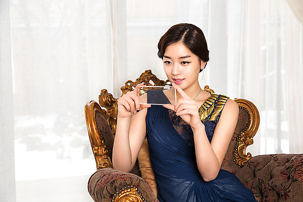 포토 JPG 드레스 여자 실내 한명 사람 앉기 동양인 20대 성인 소파 한국인 커튼 유리판 청년만 청년여자만 청년여자한명만 성인여자한명만 국내포토 1 옷 의자 모션 인종 청년 내부 여자만 여자한명만 성인여자만 성인만 파일형식