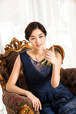 포토 JPG 드레스 여자 실내 한명 사람 앉기 동양인 20대 성인 소파 한국인 커튼 유리판 청년만 청년여자만 청년여자한명만 성인여자한명만 국내포토 1 옷 의자 모션 인종 청년 내부 여자만 여자한명만 성인여자만 성인만 파일형식