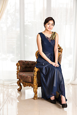 포토 JPG 드레스 여자 실내 한명 사람 앉기 동양인 20대 성인 소파 섹시 한국인 커튼 우아함 창가 청년만 청년여자만 청년여자한명만 성인여자한명만 국내포토 1 옷 컨셉 의자 창문 모션 인종 청년 내부 여자만 여자한명만 성인여자만 성인만 파일형식