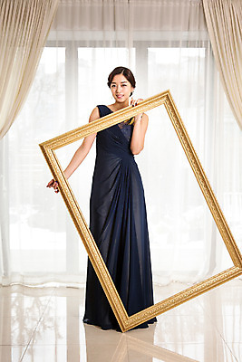 포토 JPG 드레스 여자 프레임 실내 액자틀 틀 한명 서기 사람 동양인 20대 성인 섹시 한국인 커튼 우아함 청년만 청년여자만 청년여자한명만 성인여자한명만 국내포토 1 옷 액자 컨셉 모션 인종 청년 내부 여자만 여자한명만 성인여자만 성인만 파일형식
