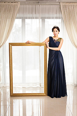 포토 JPG 드레스 여자 프레임 실내 액자틀 틀 한명 서기 사람 동양인 20대 성인 섹시 한국인 커튼 우아함 티아라 청년만 청년여자만 청년여자한명만 성인여자한명만 국내포토 1 옷 액자 컨셉 모션 왕관 인종 청년 내부 여자만 여자한명만 성인여자만 성인만 파일형식
