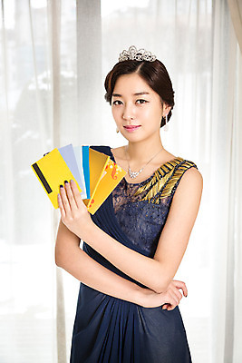 포토 JPG 드레스 여자 실내 한명 사람 동양인 20대 성인 한국인 커튼 티아라 통장 청년만 청년여자만 청년여자한명만 성인여자한명만 국내포토 1 옷 왕관 인종 청년 내부 금융 여자만 여자한명만 성인여자만 성인만 파일형식