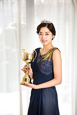 포토 JPG 드레스 여자 실내 한명 사람 동양인 20대 성인 한국인 커튼 트로피 티아라 청년만 청년여자만 청년여자한명만 성인여자한명만 국내포토 1 옷 왕관 인종 청년 내부 상_우승 여자만 여자한명만 성인여자만 성인만 파일형식