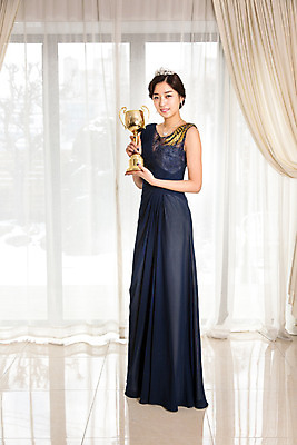 포토 JPG 드레스 여자 실내 한명 서기 사람 동양인 20대 성인 한국인 커튼 트로피 티아라 청년만 청년여자만 청년여자한명만 성인여자한명만 국내포토 1 옷 모션 왕관 인종 청년 내부 상_우승 여자만 여자한명만 성인여자만 성인만 파일형식