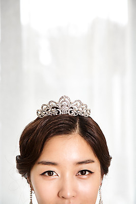포토 JPG 드레스 여자 얼굴 실내 한명 사람 동양인 20대 성인 신체부위 한국인 커튼 티아라 청년만 청년여자만 청년여자한명만 성인여자한명만 국내포토 1 옷 왕관 인종 청년 내부 여자만 여자한명만 성인여자만 성인만 파일형식