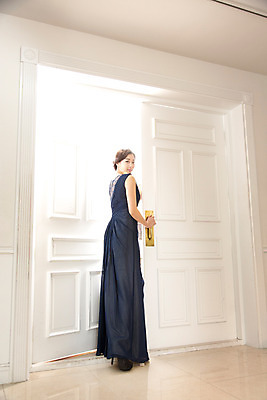 포토 JPG 드레스 여자 실내 한명 사람 동양인 20대 성인 뒷모습 섹시 문 한국인 오픈 우아함 청년만 청년여자만 청년여자한명만 성인여자한명만 국내포토 1 옷 뷰포인트 컨셉 인종 청년 내부 여자만 여자한명만 성인여자만 성인만 파일형식