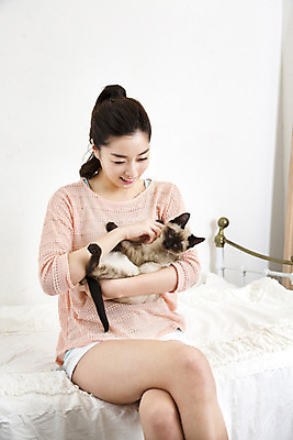 포토 JPG 동물 한마리 여자 여유 휴식 실내 한명 사람 동양인 20대 성인 반려동물 고양이 한국인 침대 반려 안식처 청년만 청년여자만 청년여자한명만 성인여자한명만 국내포토 1 감정 가구 컨셉 포유류 인종 청년 내부 여자만 여자한명만 성인여자만 성인만 파일형식