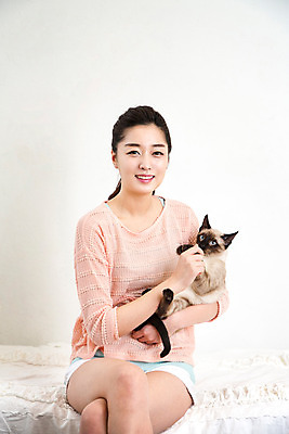 포토 JPG 동물 한마리 여자 여유 휴식 실내 한명 사람 동양인 20대 성인 반려동물 고양이 한국인 침대 반려 청년만 청년여자만 청년여자한명만 성인여자한명만 국내포토 1 감정 가구 컨셉 포유류 인종 청년 내부 여자만 여자한명만 성인여자만 성인만 파일형식