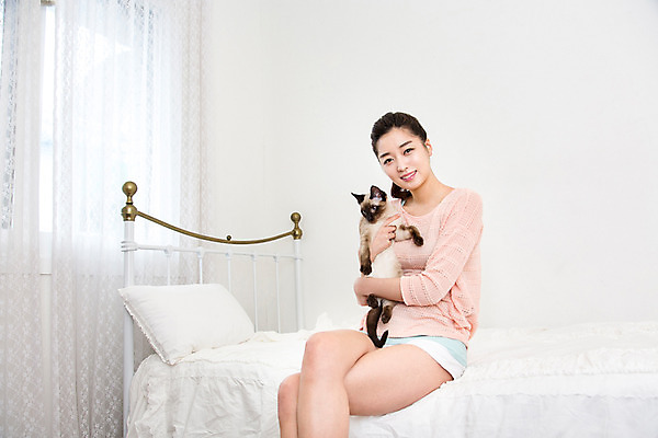 포토 JPG 동물 한마리 여자 여유 휴식 실내 한명 사람 동양인 20대 성인 반려동물 고양이 한국인 침대 반려 청년만 청년여자만 청년여자한명만 성인여자한명만 국내포토 1 감정 가구 컨셉 포유류 인종 청년 내부 여자만 여자한명만 성인여자만 성인만 파일형식