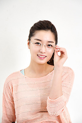 포토 JPG 여자 안경 여유 휴식 실내 한명 미소 사람 동양인 20대 성인 한국인 청년만 청년여자만 청년여자한명만 성인여자한명만 국내포토 1 잡화 감정 컨셉 표정 인종 청년 내부 여자만 여자한명만 성인여자만 성인만 파일형식