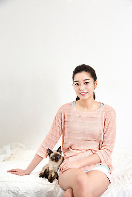 포토 JPG 동물 한마리 여자 안경 여유 휴식 실내 한명 사람 동양인 20대 성인 반려동물 고양이 한국인 침대 반려 청년만 청년여자만 청년여자한명만 성인여자한명만 국내포토 1 잡화 감정 가구 컨셉 포유류 인종 청년 내부 여자만 여자한명만 성인여자만 성인만 파일형식