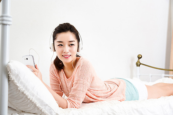 포토 JPG 여자 여유 엎드리기 베개 휴식 실내 한명 사람 동양인 20대 성인 스마트폰 헤드셋 음악감상 한국인 침대 청년만 청년여자만 청년여자한명만 성인여자한명만 국내포토 1 감정 음향기기 가구 컨셉 침구 모션 인종 청년 내부 핸드폰 스마트기기 헤드폰 감상 여자만 여자한명만 성인여자만 성인만 파일형식