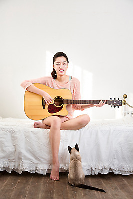 포토 JPG 한마리 여자 여유 악기 연주 휴식 실내 한명 사람 앉기 동양인 20대 성인 반려동물 고양이 한국인 기타 침대 반려 안식처 청년만 청년여자만 청년여자한명만 성인여자한명만 국내포토 동물 1 감정 음악 가구 컨셉 포유류 모션 현악기 인종 청년 내부 여자만 여자한명만 성인여자만 성인만 파일형식