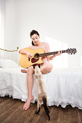 포토 JPG 동물 한마리 여자 여유 악기 연주 휴식 실내 한명 사람 앉기 동양인 20대 성인 반려동물 고양이 한국인 기타 침대 반려 청년만 청년여자만 청년여자한명만 성인여자한명만 국내포토 1 감정 음악 가구 컨셉 포유류 모션 현악기 인종 청년 내부 여자만 여자한명만 성인여자만 성인만 파일형식