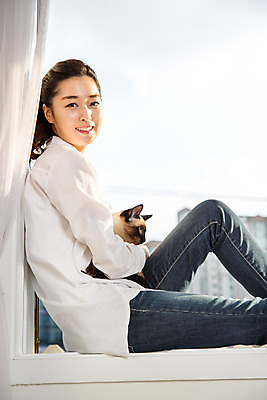 포토 JPG 동물 한마리 여자 여유 휴식 실내 한명 사람 앉기 동양인 20대 성인 반려동물 고양이 한국인 창가 반려 청년만 청년여자만 청년여자한명만 성인여자한명만 국내포토 1 감정 컨셉 창문 포유류 모션 인종 청년 내부 여자만 여자한명만 성인여자만 성인만 파일형식