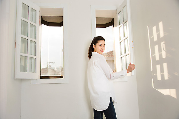 포토 JPG 여자 여유 창문 휴식 실내 한명 사람 동양인 20대 성인 한국인 오픈 창가 안식처 청년만 청년여자만 청년여자한명만 성인여자한명만 국내포토 1 감정 컨셉 인종 청년 내부 여자만 여자한명만 성인여자만 성인만 파일형식