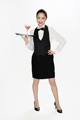 포토 JPG 전신 직업 여자 나비넥타이 쟁반 실내 한명 서기 미소 사람 동양인 성인 섹시 칵테일 일본인 칵테일잔 열정 바텐더 빨간립스틱 여자만 여자한명만 성인여자만 성인만 국내포토 외국인 1 감정 컨셉 술잔 모션 넥타이 주류 표정 인종 내부 파일형식