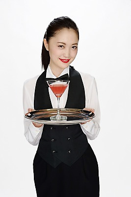포토 JPG 직업 여자 나비넥타이 쟁반 실내 한명 사람 동양인 성인 섹시 칵테일 일본인 칵테일잔 열정 서빙 바텐더 빨간립스틱 여자만 여자한명만 성인여자만 성인만 국내포토 외국인 1 감정 컨셉 술잔 넥타이 주류 인종 내부 파일형식