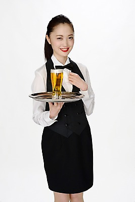 포토 JPG 직업 여자 나비넥타이 맥주 쟁반 실내 한명 미소 사람 동양인 성인 섹시 일본인 열정 서빙 맥주잔 바텐더 빨간립스틱 여자만 여자한명만 성인여자만 성인만 국내포토 외국인 1 감정 컨셉 술잔 넥타이 주류 표정 인종 내부 파일형식
