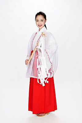 포토 JPG 전신 여자 일본문화 실내 한명 서기 들기 사람 동양인 성인 믿음 막대기 일본인 일본전통 빨간립스틱 무당 여자만 여자한명만 성인여자만 성인만 국내포토 외국인 1 동양문화 전통 감정 외국문화 모션 인종 내부 일본 파일형식