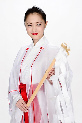 포토 JPG 여자 일본문화 실내 한명 사람 동양인 상반신 성인 믿음 막대기 일본인 일본전통 빨간립스틱 무당 여자만 여자한명만 성인여자만 성인만 국내포토 외국인 1 동양문화 전통 감정 외국문화 인종 내부 일본 파일형식