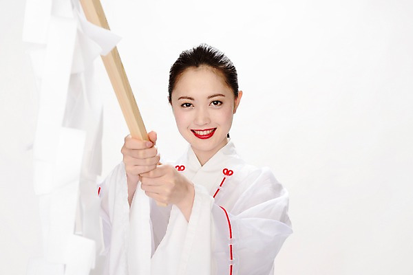 포토 JPG 여자 일본문화 실내 한명 미소 들기 사람 동양인 성인 믿음 막대기 일본인 일본전통 빨간립스틱 무당 여자만 여자한명만 성인여자만 성인만 국내포토 외국인 1 동양문화 전통 감정 외국문화 모션 표정 인종 내부 일본 파일형식