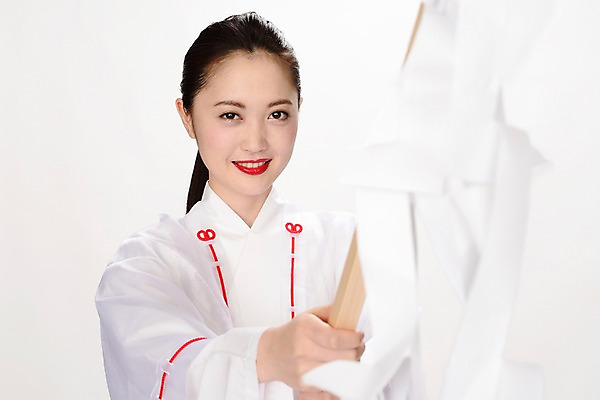 포토 JPG 여자 일본문화 실내 한명 미소 들기 사람 동양인 성인 믿음 막대기 일본인 일본전통 빨간립스틱 무당 여자만 여자한명만 성인여자만 성인만 국내포토 외국인 1 동양문화 전통 감정 외국문화 모션 표정 인종 내부 일본 파일형식