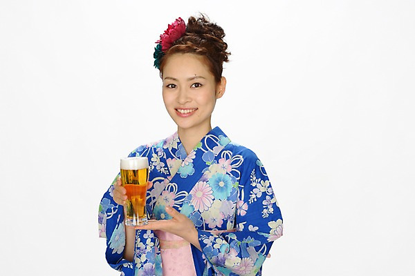 포토 JPG 전통 여자 여유 일본문화 맥주 실내 한명 미소 사람 동양인 상반신 성인 전통의상 일본인 즐거움 맥주잔 유카타 여자만 여자한명만 성인여자만 성인만 국내포토 외국인 1 동양문화 감정 외국문화 술잔 주류 표정 인종 내부 일본전통의상 파일형식