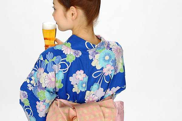 포토 JPG 전통 여자 여유 일본문화 맥주 실내 한명 사람 동양인 성인 뒷모습 전통의상 일본인 즐거움 맥주잔 유카타 여자만 여자한명만 성인여자만 성인만 국내포토 외국인 1 동양문화 감정 뷰포인트 외국문화 술잔 주류 인종 내부 일본전통의상 파일형식