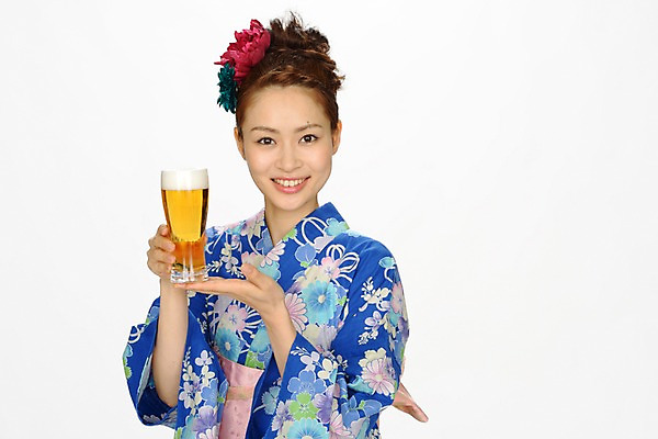 포토 JPG 전통 여자 여유 일본문화 맥주 실내 한명 미소 사람 동양인 상반신 성인 전통의상 일본인 즐거움 맥주잔 유카타 여자만 여자한명만 성인여자만 성인만 국내포토 외국인 1 동양문화 감정 외국문화 술잔 주류 표정 인종 내부 일본전통의상 파일형식