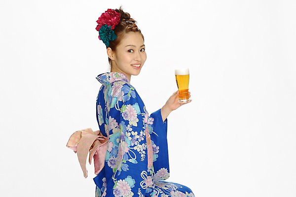 포토 JPG 전통 여자 여유 일본문화 맥주 실내 한명 사람 동양인 성인 전통의상 일본인 즐거움 맥주잔 유카타 여자만 여자한명만 성인여자만 성인만 국내포토 외국인 1 동양문화 감정 외국문화 술잔 주류 인종 내부 일본전통의상 파일형식