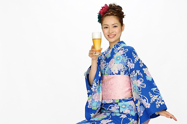 포토 JPG 전통 여자 여유 일본문화 맥주 실내 한명 미소 사람 동양인 성인 전통의상 일본인 즐거움 맥주잔 유카타 여자만 여자한명만 성인여자만 성인만 국내포토 외국인 1 동양문화 감정 외국문화 술잔 주류 표정 인종 내부 일본전통의상 파일형식