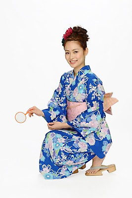 포토 JPG 전신 전통 여자 여유 일본문화 실내 한명 미소 사람 동양인 성인 채망 전통의상 일본인 즐거움 유카타 여자만 여자한명만 성인여자만 성인만 국내포토 외국인 1 동양문화 감정 외국문화 주방용품 표정 인종 내부 일본전통의상 파일형식