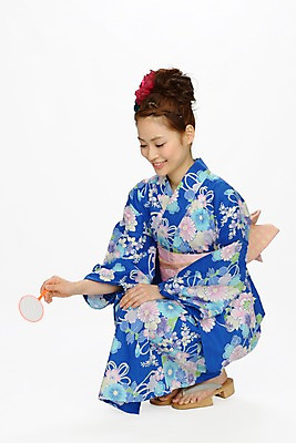 포토 JPG 전신 전통 여자 여유 일본문화 실내 한명 미소 사람 동양인 성인 채망 전통의상 일본인 즐거움 유카타 여자만 여자한명만 성인여자만 성인만 국내포토 외국인 1 동양문화 감정 외국문화 주방용품 표정 인종 내부 일본전통의상 파일형식