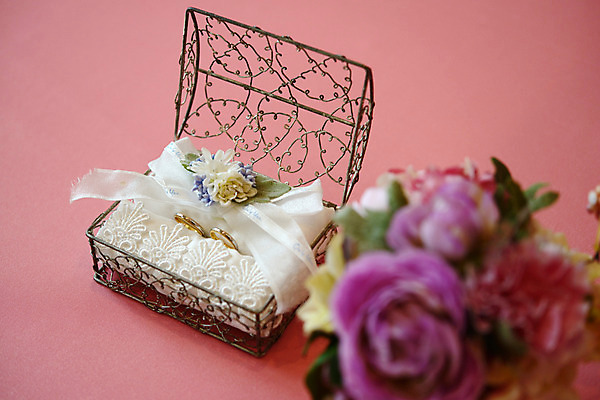 포토 JPG 식물 꽃 리본 결혼 사람없음 반지 보석 오브젝트 커플반지 결혼소품 보석함 국내포토 장신구 이벤트 광석 파일형식