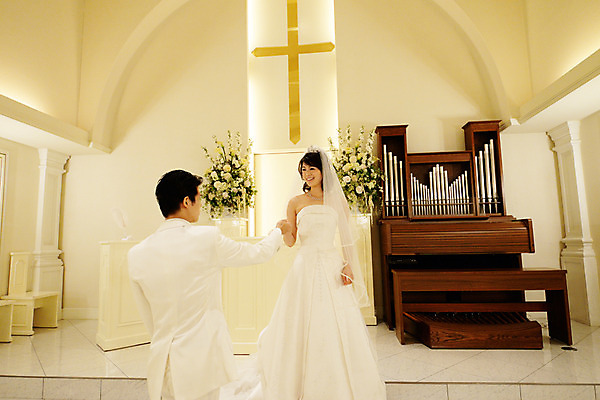 포토 JPG 식물 커플 여자 남자 꽃 신부 악기 웨딩드레스 신랑 결혼 십자가 신혼부부 결혼식 실내 서기 사람 동양인 정장 턱시도 성인 두명 성당 손잡기 건반 오르간 일본인 성인만 국내포토 외국인 부부 드레스 옷 음악 관계 종교건축 모션 인종 이벤트 내부 건반악기 신혼 파일형식